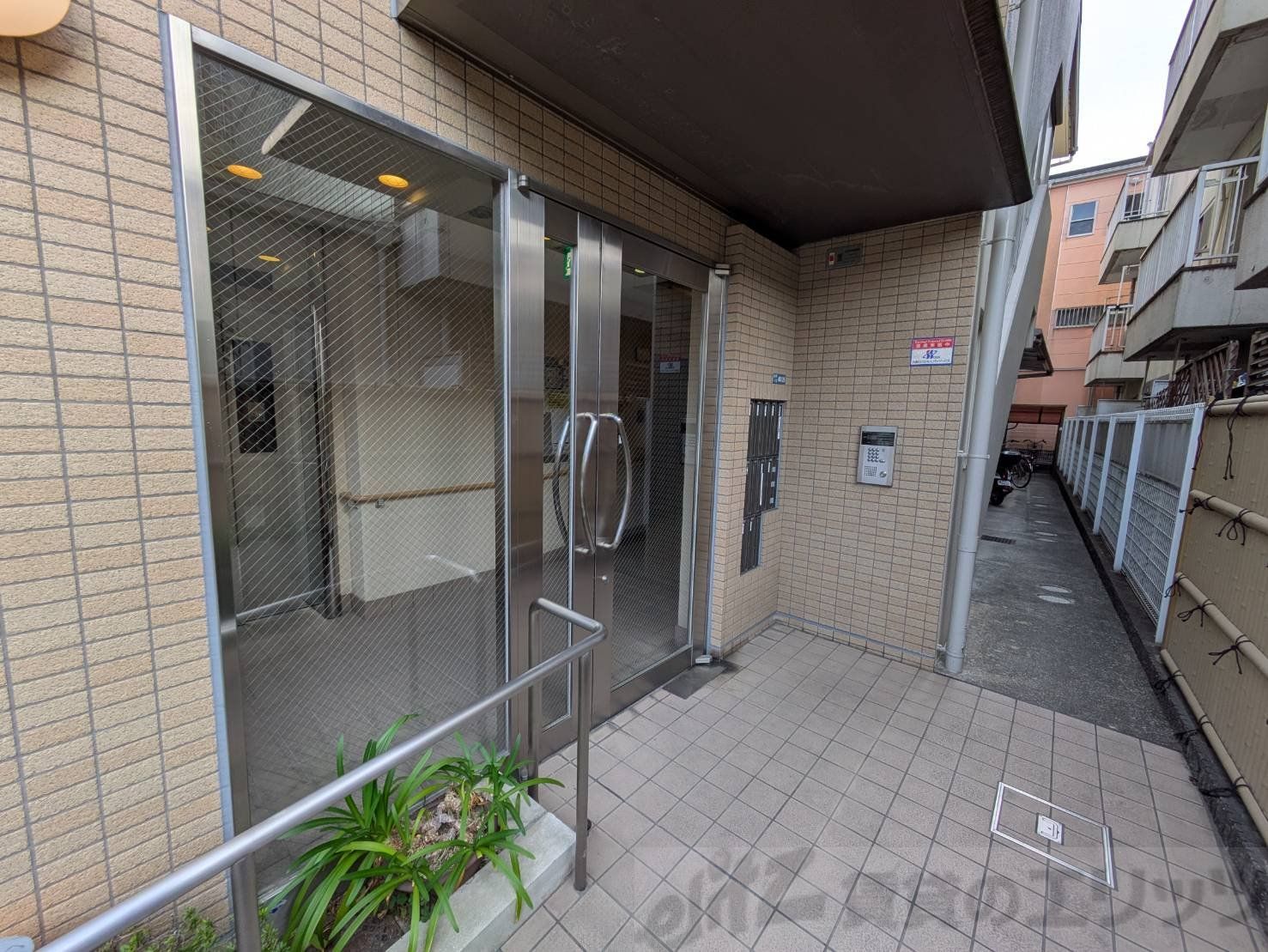 建物エントランス